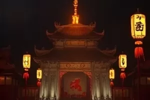 《铁塔下的信》剧照:旧式信箱与泛黄信封特写
