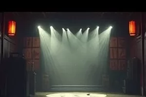 《灯火里的和歌》剧照:黄昏祭典上成排的纸灯笼